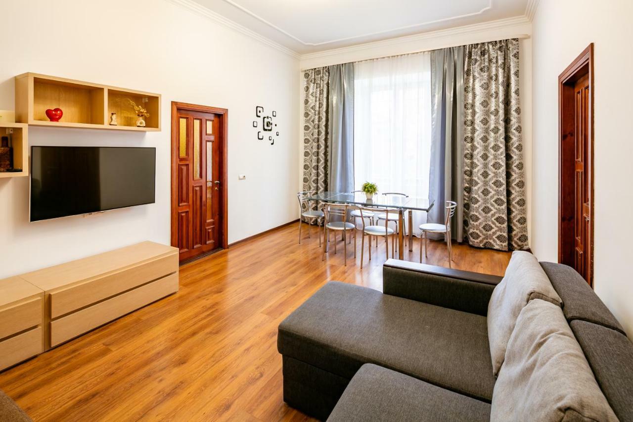 Bv Apartments Exquisite Liov Exterior foto