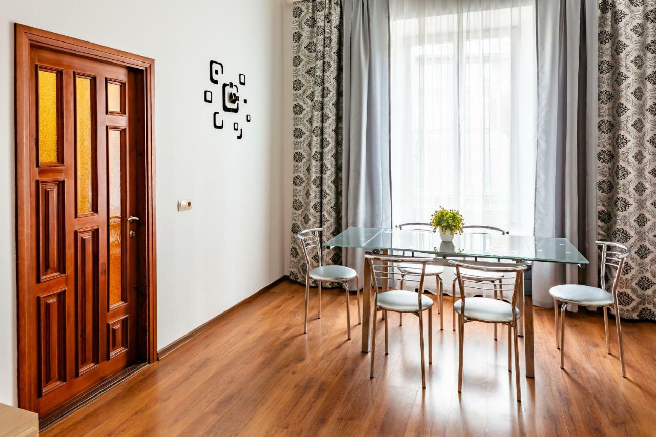 Bv Apartments Exquisite Liov Exterior foto